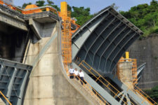 La transmission par chaînes hydraulique sera peut-être la prochaine solution standard pour la modernisation des barrages. Manuel Schuhmann, Martin Gómez et Abraham Huerta (en partant de la g.) photographiés devant les portes modernisées.