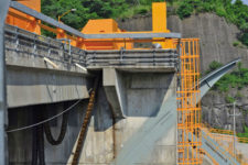 Un moteur à pistons radiaux Hägglunds entraîne directement la chaîne. Le démarrage en douceur du moteur augmente considérablement la durée de vie de la chaîne.