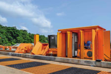 Les centrales hydrauliques sur le barrage : les carénages sont climatisés et protègent l’installation contre le climat tropical.