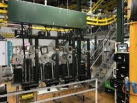 Les moteurs sont transportés par rails au poste peinture