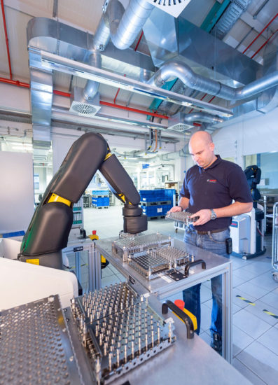 Opérateur en collaboration avec un Cobot