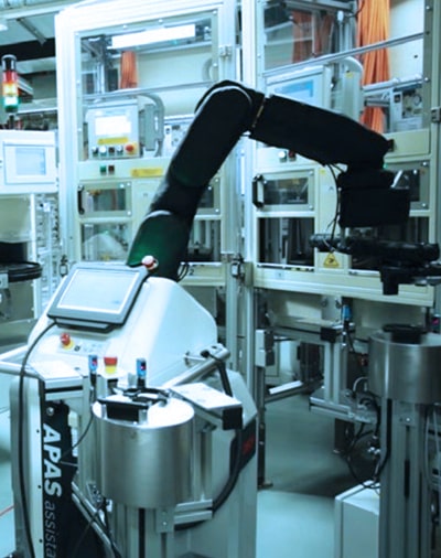 assistants-apas-et-humains-main-dans-la-main